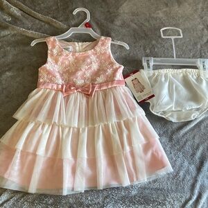 BABY GOWN. NWT.
